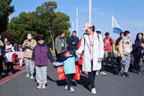 沪上数百家庭黄浦滨江为爱徒步 倡导共建认知症友好社区