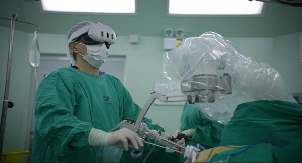 Levita® Magnetics Leads the Future of Surgery with Augmented Reality (AR) Headset-Enhanced Abdominal Surgery